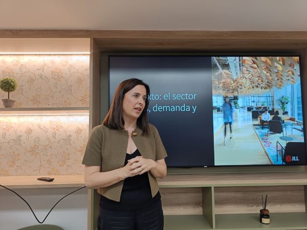 Laura caballero, de JLL, presentación de datos coworking Barcelona