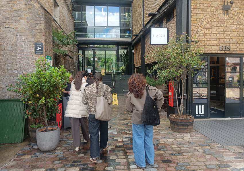 Asociados de la ACW en la entradas de LABS en Camden, Londres