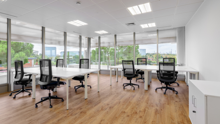 04. Oficina Privada con Luz Natural 1 768x432