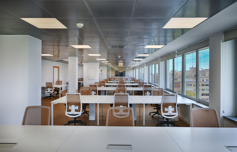 11. Oficina Privada Personalizada con Sala de Reuniones 768x495